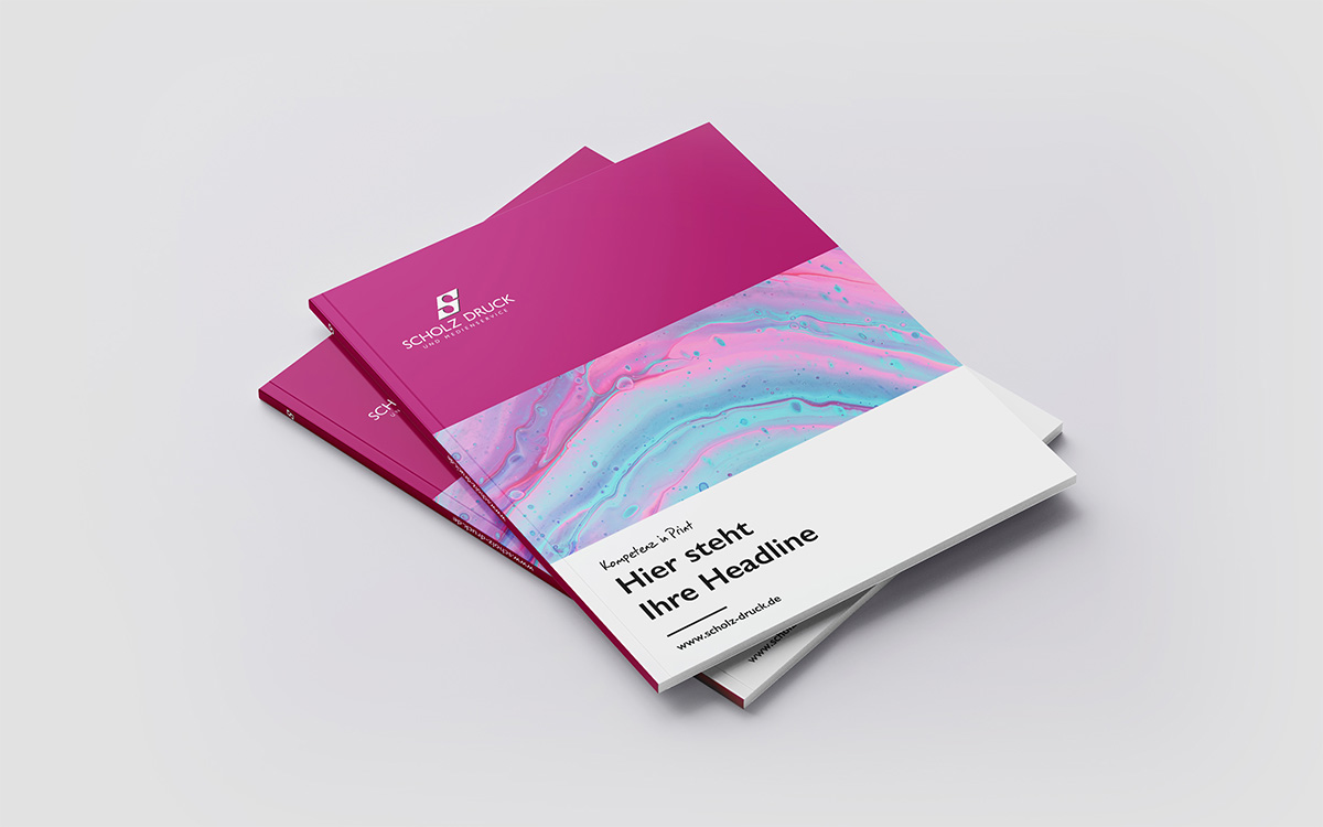 2 Softcover Broschüren aufeinander verschachtelt gelegt bedruckt magenta mit Scholz-Druck Logo Beispielfoto