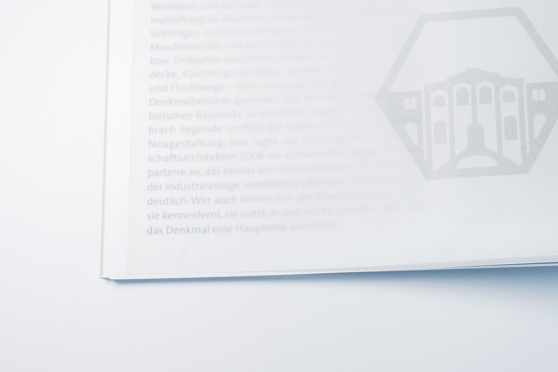 Druckerei Dortmund Broschüre Innenansicht Scholz-Druck mit Transparentpapier Detailansicht