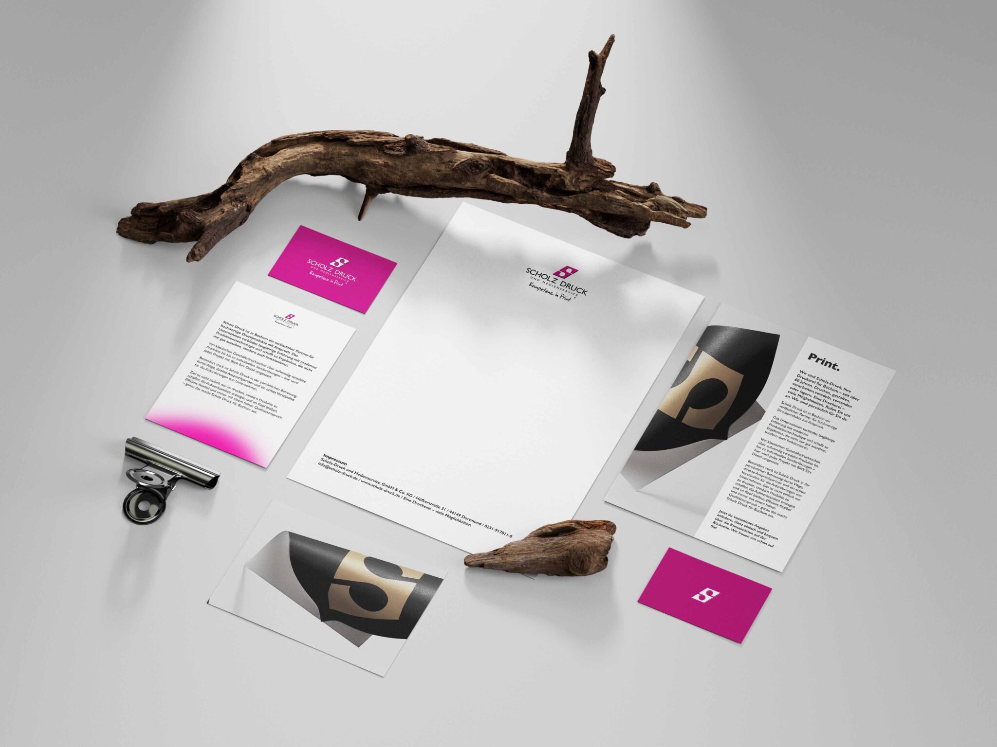 Druckerei Bochum Beitragsbild, mittig zu sehen leicht schräg Druckprodukte Papier, DIN A4 Briefbogen, A5 Flyer, Visitenkarten und mehr
