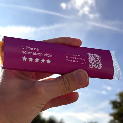 Hand hält Banderole mit Wassereis in den Himmel Werbung Druckerei bedruckt gebrandet mit Scholz-Druck